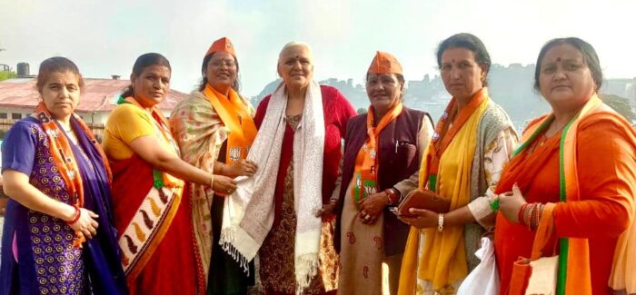 महिला मोर्चा द्वारा महा जनसंपर्क अभियान के तहत प्रतिष्ठित नागरिकों का सम्मान किया गया।