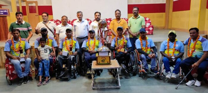 उत्तराखंड की व्हीलचेयर क्रिकेट टीम को सम्मानित किया गया।