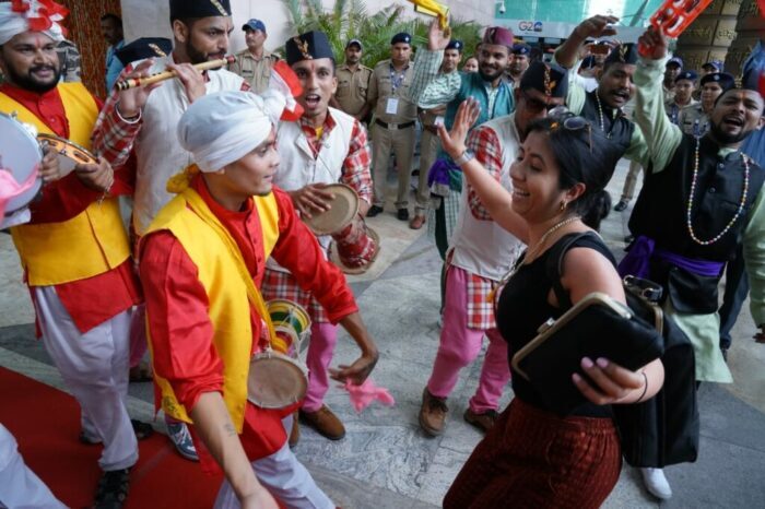 प्रतिनिधिमंडल दल के सदस्य स्थानीय गीतों पर नाचते हुए जी20 सम्मेलन में हिस्सा लेने पहुंचे