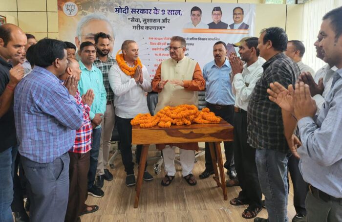 ऊर्जा निगम के सेल्फ हेल्प ग्रुप के कर्मचारियों ने प्रोत्साहन भत्ता बढ़ने पर कार्यालय पहुंचकर जताया सैनिक कल्याण मंत्री गणेश जोशी का आभार।