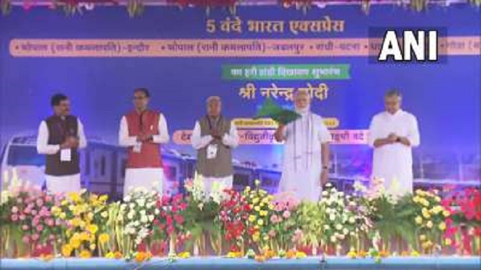 आज 5 वंदे भारत ट्रेनों को पीएम मोदी ने दिखाई हरी झंडी, ट्रेन में छात्रों से की बातचीत