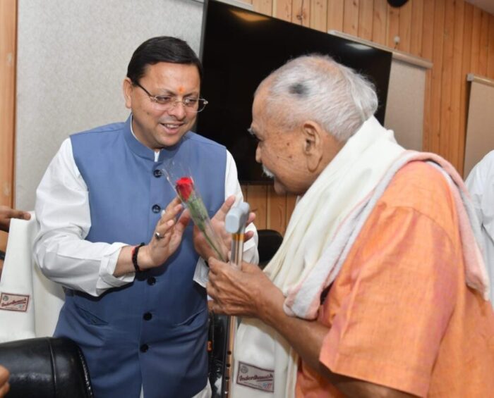 देहरादून : सीएम धामी ने उत्तराखंड के लोकतंत्र सेनानियों को सम्मानित किया