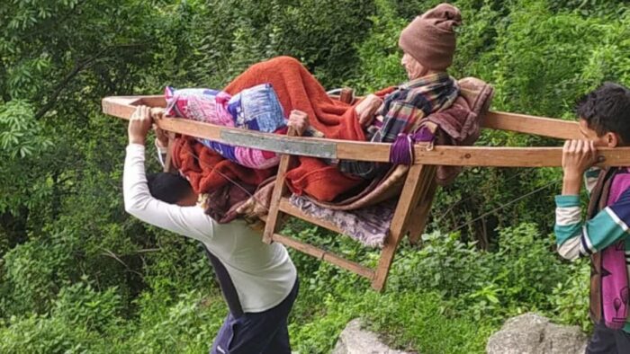 अगस्त्यमुनि के औरिंग गांव में बीमार पड़े पुष्कर, डंडी कंडी बना सहारा, 3 किमी पैदल चलकर पहुंचे अस्पताल