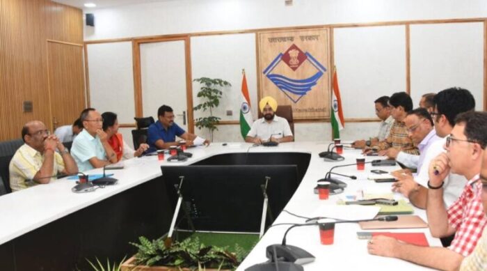 मुख्य सचिव एसएस संधु ने कैच दि रेन योजना को लेकर अधिकारियों के साथ बैठक की