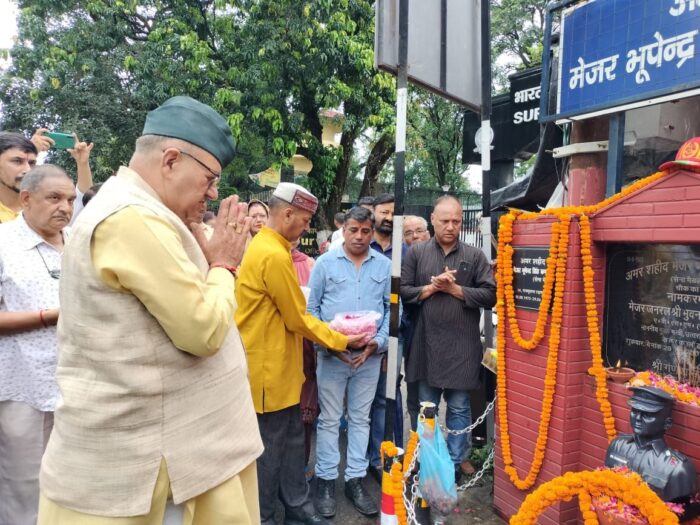 अमर शहीद मेजर भूपेन्द्र कंडारी की पुण्यतिथि पर उन्हें श्रद्धांजलि अर्पित करते सैनिक कल्याण मंत्री गणेश जोशी।