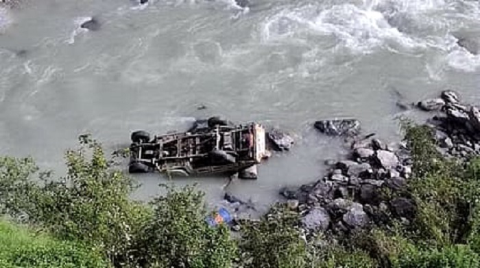 चमोली: नंदानगर-सितेल मोटर मार्ग पर अनियंत्रित पिकअप वाहन नंदाकिनी नदी में गिरा, चालक की मौत