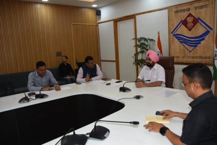 मुख्य सचिव ने अधिकारियों को पार्किंग निर्माण की गतिविधियों में तेजी लाने का निर्देश दिया