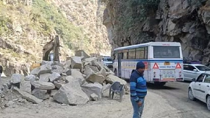 बद्रीनाथ एनएच: 17 घंटे बाद छिनका में खुला हाईवे , फंसे हुए लगभग 10,000 यात्रियों को रवाना किया गया