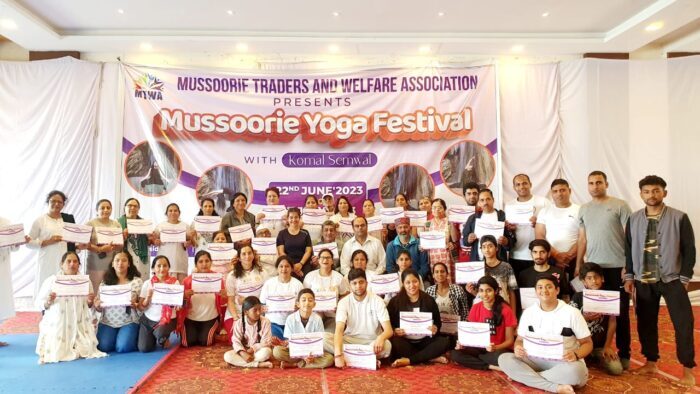 योगा ट्रेनर कोमल सेमवाल के तत्वाधान में मसूरी ट्रेडर्स एंड वेलफेयर एसोसिएशन द्वारा आयोजित मसूरी योग महोत्सव का आज मसूरी में समापन हुआ