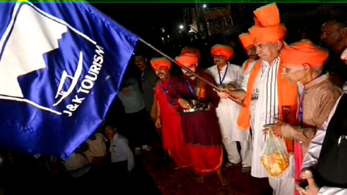 अमरनाथ यात्रा 2023: कड़ी सुरक्षा के बीच अमरनाथ यात्रियों का पहला जत्था जम्मू से रवाना, एलजी ने दी हरी झंडी