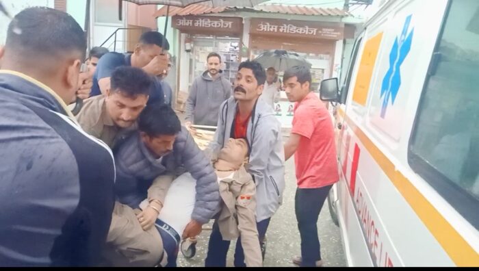 यमुनोत्री राष्ट्रीय राजमार्ग पर डाबरकोट भूस्खलन क्षेत्र से पत्थर गिरने से एक पुलिस कांस्टेबल की मृत्यु हो गई।