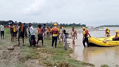 देहरादून: एसडीआरएफ ने यमुना का जलस्तर बढ़ने के कारण विकासनगर में एक टापू पर फंसे 12 लोगों को बचाया