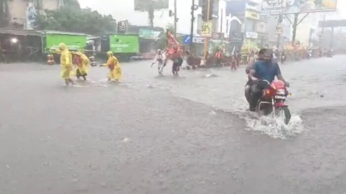 जलप्रलय में आस्था मजबूत है, 'आसमानी आपदा' के सामने भी शिवभक्तों के हौसले पस्त नहीं हो रहे