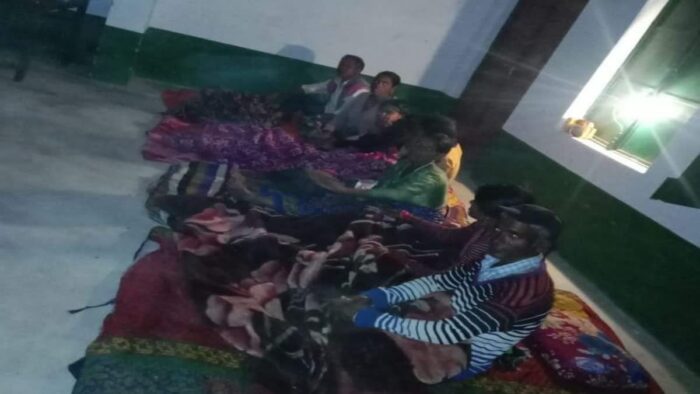 टिहरी में सड़क धंसने से कई मकान खतरे में, 6 परिवार स्कूल में शिफ्ट