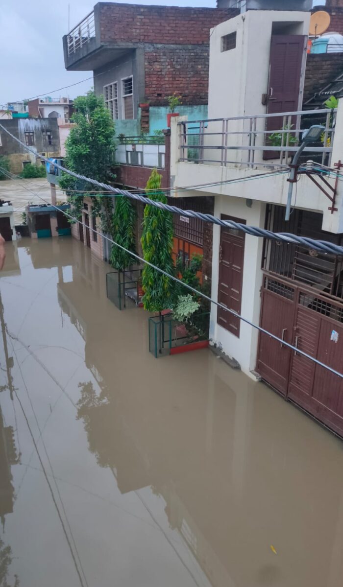 सहारनपुर: 40 कालोनियों में आई बाढ़, डीएमए ने आपदा के लिए एनडीआरएफ टीम बुलाई , अमरदीप कॉलोनी में बाढ़ जैसी स्थिति