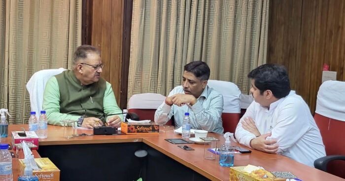 नई दिल्ली में कृषि मंत्री गणेश जोशी ने राष्ट्रीय बाग़वानी मिशन के कमिश्नर के साथ की बैठक।