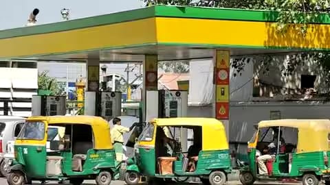 कांवड़ यात्रा में भारी भीड़ के चलते हरिद्वार से सीएनजी सप्लाई बंद, दून में फिलिंग स्टेशन रहे खाली