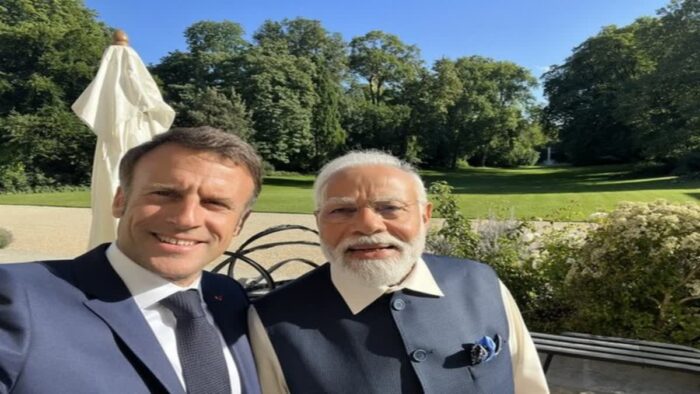 पीएम मोदी के साथ राष्ट्रपति मैक्रों ने ली सेल्फी, बोले- भारत और फ्रांस की दोस्ती अमर रहे