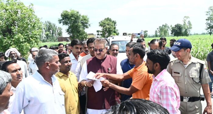 हरिद्वार के लक्सर, खानपुर, मंगलौर में बारिश के कारण किसानों की फसलों को हुए नुकसान का स्थलीय निरीक्षण करते कृषि मंत्री गणेश जोशी।