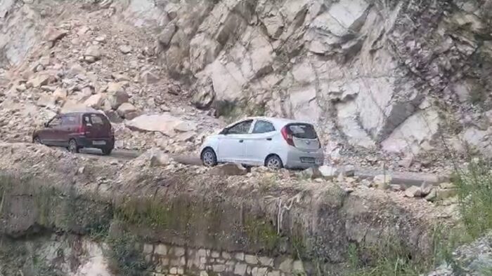 केदार घाटी की लाइफलाइन का बुरा हाल, केदारनाथ हाईवे पर जगह-जगह गिर रहे पत्थर