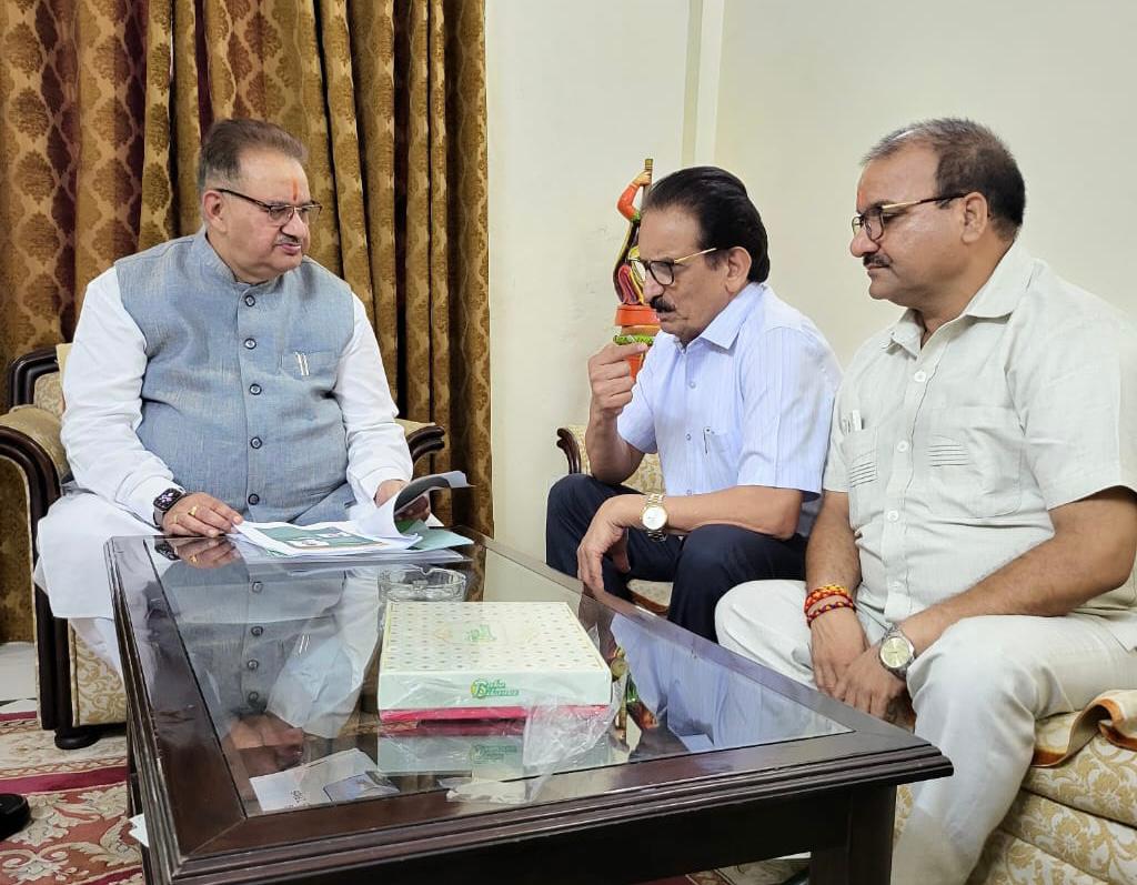 नई दिल्ली में कोसांब के अधिकारियों के साथ बैठक करते राष्ट्रीय राज्य कृषि विपणन बोर्ड के अध्यक्ष गणेश जोशी।