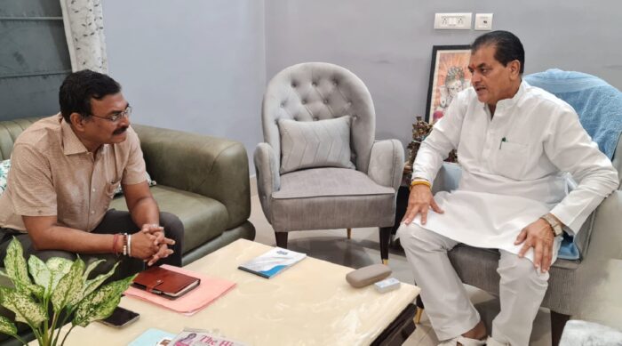 कैबिनेट मंत्री डॉ प्रेमचंद अग्रवाल ने अपर मुख्य सचिव आनंद वर्धन के साथ विभागीय कार्यों के अध्ययन की स्थिति को लेकर बैठक की।