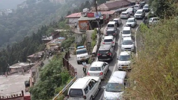 पर्यटकों की संख्या बढ़ने से मसूरी में ट्रैफिक जाम की स्थिति बन जाती है