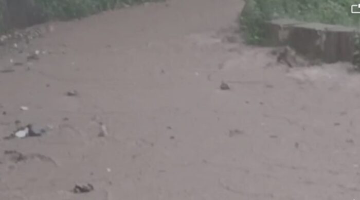 मसूरी : भारी बारिश से जनजीवन अस्त-व्यस्त हुआ , मलबा आने से सड़कें अवरुद्ध