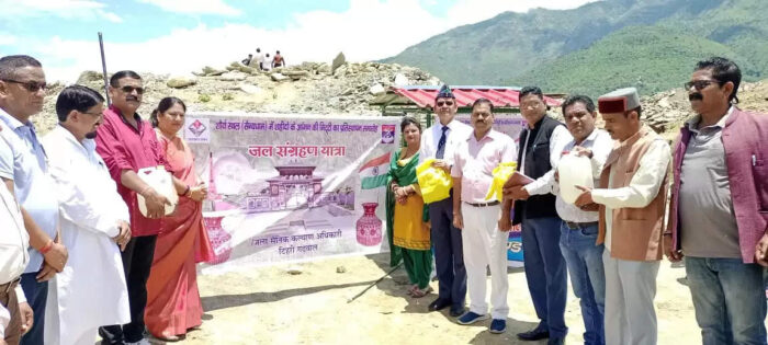 कलशों में भिलंगना नदी एंव भागीरथी के संगम कोटी से संग्रहित किया गया पवित्र जल