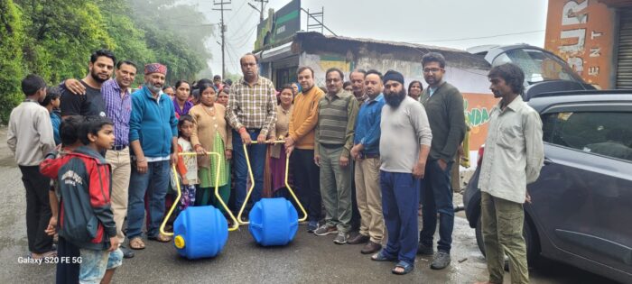 मसूरी ट्रेडर्स एंड वेलफेयर एसोसिएशन द्वारा आज मसूरी में जरूरतमंद लोगों के लिए उत्तराखंड में पहली बार वाटर मूवर, मुंबई से मंगवाकर दिए गए है।