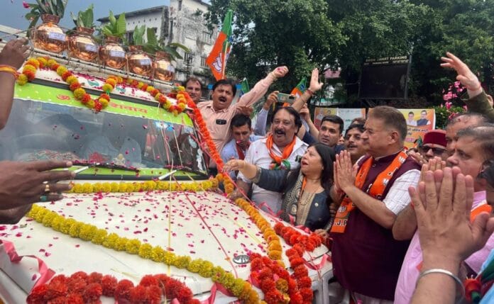 देहरादून घंटाघर पर सैनिक कल्याण मंत्री गणेश जोशी और भाजपा प्रदेश अध्यक्ष महेंद्र भट्ट ने पुष्प वर्षा कर यात्रा का स्वागत किया।