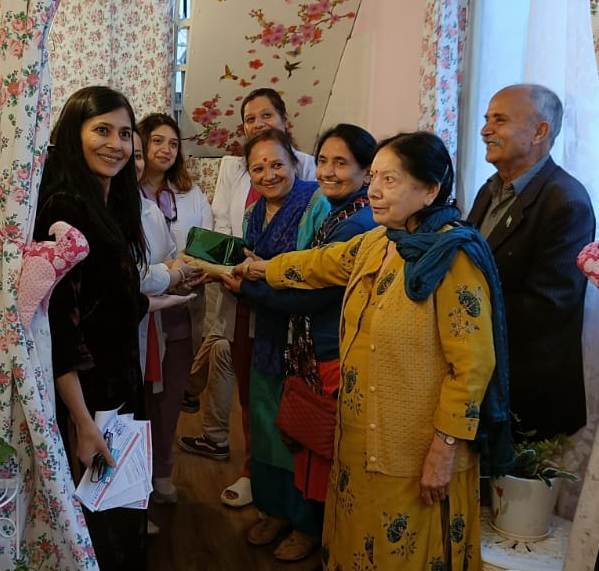 डॉक्टर्स डे के अवसर पर लायंस हिल्स ने स्वास्थ्य शिविर का आयोजन कर तीन डॉक्टरों को सम्मानित किया