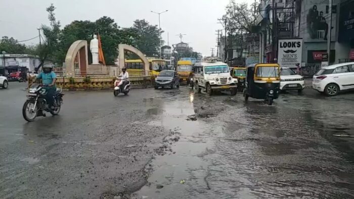 पैच रिपोर्टिंग एप लांच होने के बाद भी सड़कें गड्ढा मुक्त नहीं होने का तर्क अधिकारी दे रहे हैं