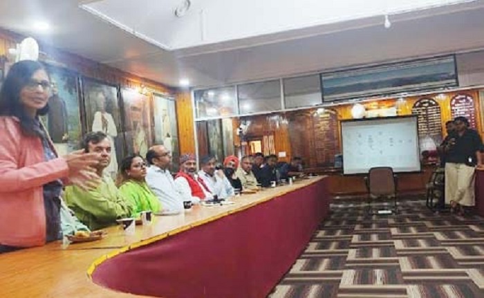 मसूरी: शहर को प्लास्टिक मुक्त बनाने और प्लास्टिक पैक सामान पर क्यूआर कोड लगाने पर बहस