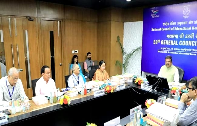 गुणवत्तापरक शिक्षा के लिए शिक्षकों के प्रशिक्षण पर ध्यान दिया जायः मंत्री डॉ. धन सिंह रावत