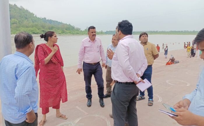 त्रिवेणीघाट को साफ-सुथरा और अतिक्रमण मुक्त रखने का निर्देश निगम अधिकारियों को दिया गया