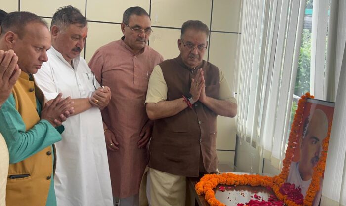 डॉ. श्यामा प्रसाद मुखर्जी जी की जयंती पर उन्हें श्रृद्धासुमन अर्पित करते मंत्री गणेश जोशी।