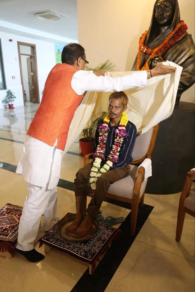 मध्य प्रदेश न्यूज़ : मुख्यमंत्री ने पीड़ित दशमत रावत को सुदामा कहकर धोए पैर और शॉल ओढ़ाकर बोले , - आप मेरे मित्र हैं
