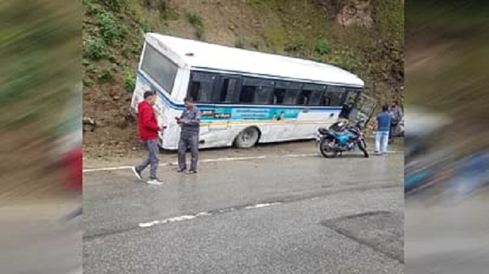 चंपावत : 28 यात्रियों से भरी बस का ब्रेक फेल, ड्राइवर की सूझबूझ से टला बड़ा हादसा