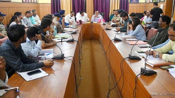 टिहरी : सेक्टर मजिस्ट्रेट एवं सेक्टर पुलिस अधिकारी अपने-अपने क्षेत्रान्तर्गत समन्वय स्थापित कर संयुक्त रूप से कार्य करें-जिलाधिकारी