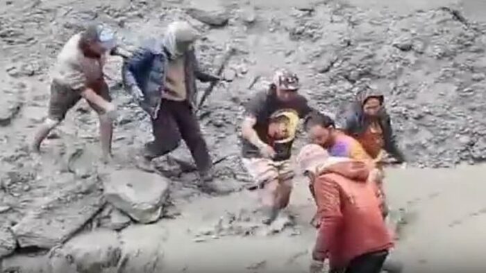 बादल फटने से सड़कें और पुल नष्ट हो जाने के कारण 200 से अधिक ग्रामीण पिथौरागढ़ की दारमा घाटी में फंसे ।