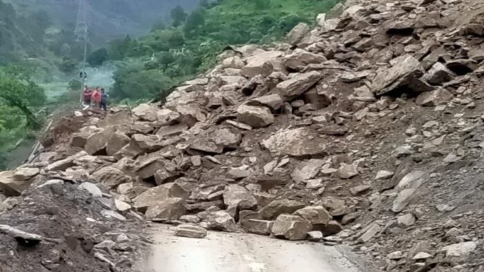 छिनका के पास मलबा और पत्थर गिरने से बद्रीनाथ हाईवे अवरुद्ध हो गया, जिससे लोगों की मुश्किलें बढ़ गईं