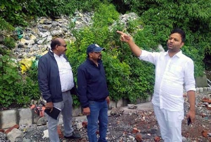 पालिकाध्यक्ष ने पीडब्ल्यूडी निरीक्षकों के साथ कई स्थानों का दौरा किया और नाले खोलने के लिए तीन दिन की मोहलत दी।