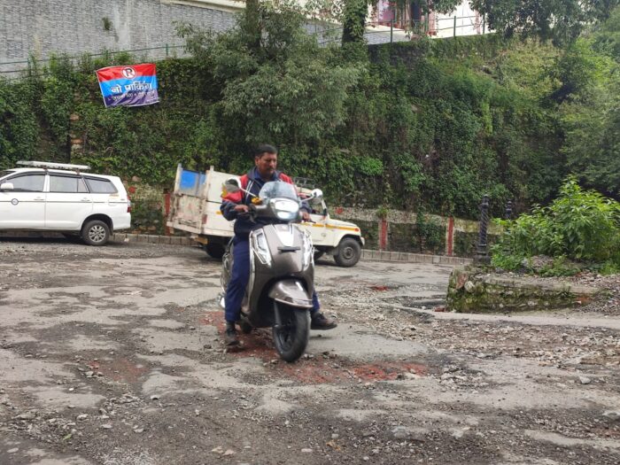 मसूरी : मानसून की बारिश से सड़कों का बुरा हाल , विभाग की खुली पोल , दुर्घटनाओं की संभावना बढ़ी ।