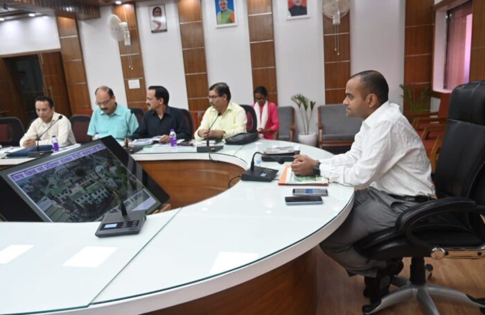 डीएम मयूर दीक्षित बोले - 'मानसून सीजन के चलते सभी अधिकारी अलर्ट मोड पर रहें'