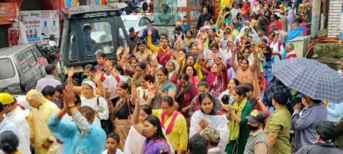 मसूरी में बारिश के बावजूद धूमधाम से भव्य श्रीजगन्नाथ रथ यात्रा निकाली , भक्तों ने जमकर भगवान श्रीकृष्ण के जयकारे लगाए