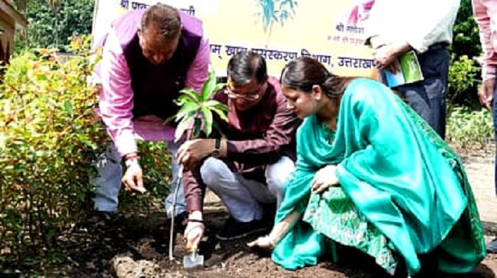 आज से प्रदेश में हरेला पर्व की शुरुआत करते हुए मुख्यमंत्री धामी ने अपनी पत्नी के साथ पौधारोपण किया