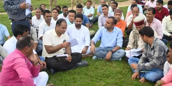 कंडीसोड विकास खंड के नवनिर्मित भवन का स्थलीय निरीक्षण जिलाधिकारी मयूर दीक्षित ने किया, जिसके बाद उन्होंने कांगड़ा मंदिर परिसर में चौपाल लगाकर लोगों की समस्याएं सुनीं