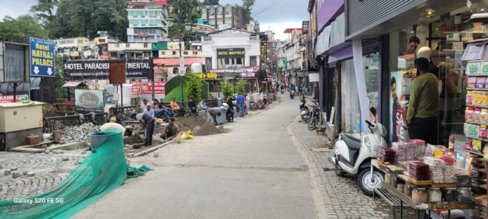 बारिश का पर्यटन पर नकारात्मक प्रभाव पड़ा ,जिससे व्यवसायी परेशान हैं। ,लीज पर चल रहे लगभग सात से आठ होटल इस क्षेत्र को छोड़ चुके है