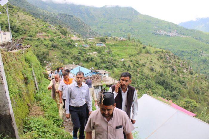 विधायक व डीएम ने वर्षा प्रभावित क्षेत्र का किया निरीक्षण